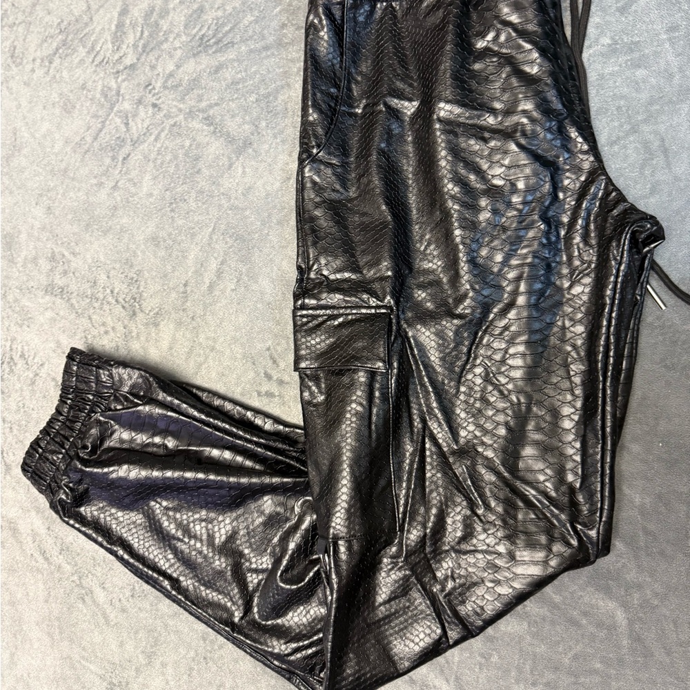 🔥 Bombshell Sportswear Liquid Cargos – Black (Size M) 🔥